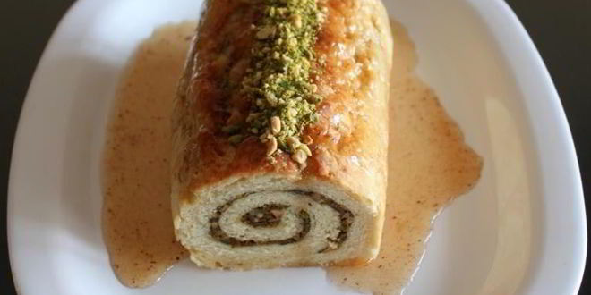 Рецепт Рулета с ореховой начинкой, корицей и медовым сиропом