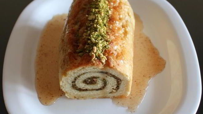 Рецепт рулета с ореховой начинкой, корицей и медовым сиропом