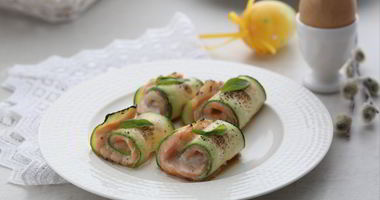 Рецепт Рулетиков из лосося с кабачком