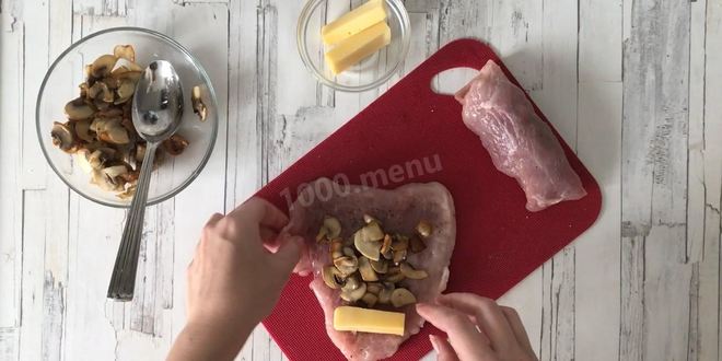 Рецепт рулетиков из свинины с грибами