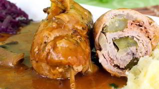 Рецепт Свиных рулетиков с яблоком и беконом