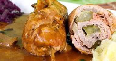 Рецепт Свиных рулетиков с яблоком и беконом