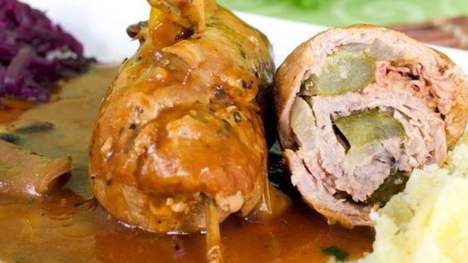 Рецепт свиных рулетиков с яблоком и беконом