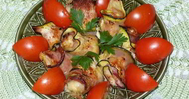 Рецепт Запеченных рулетиков из цукини с сыром и беконом