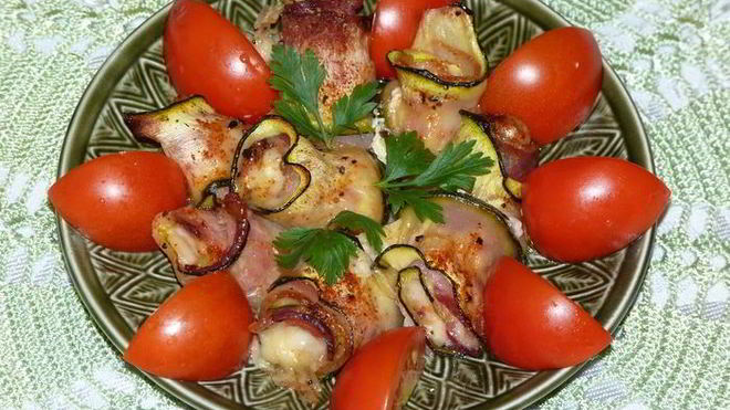 Рецепт запеченных рулетиков из цукини с сыром и беконом