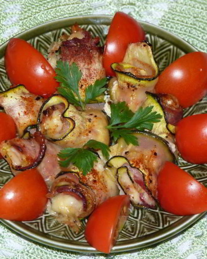 Рецепт запеченных рулетиков из цукини с сыром и беконом