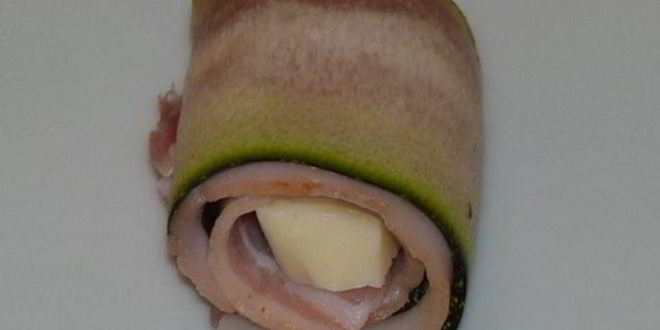 Рецепт запеченных рулетиков из цукини с сыром и беконом