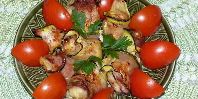 Рецепт запеченных рулетиков из цукини с сыром и беконом