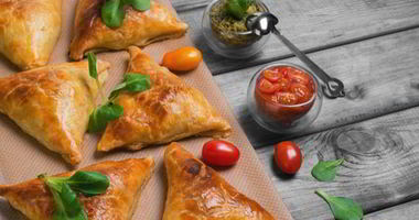 Рецепт Домашней самсы с курицей из слоеного теста