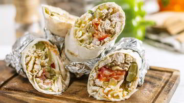 Рецепт Домашней шаурмы с курицей, свежими овощами и сметанным соусом в тонком лаваше