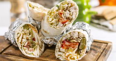 Рецепт Домашней шаурмы с курицей, свежими овощами и сметанным соусом в тонком лаваше