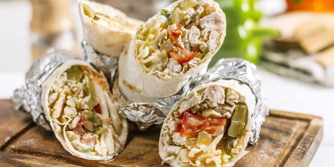 Рецепт Домашней шаурмы с курицей, свежими овощами и сметанным соусом в тонком лаваше