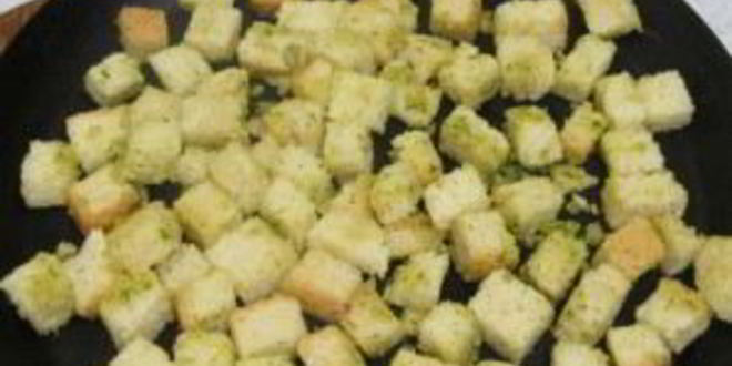 Рецепт луковых сухариков к салатам и супам