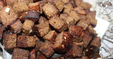 Рецепт Сухариков из черного хлеба со специями и базиликом