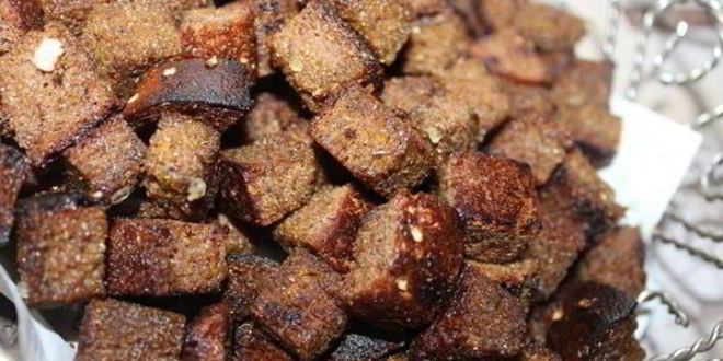 Рецепт Сухариков из черного хлеба со специями и базиликом