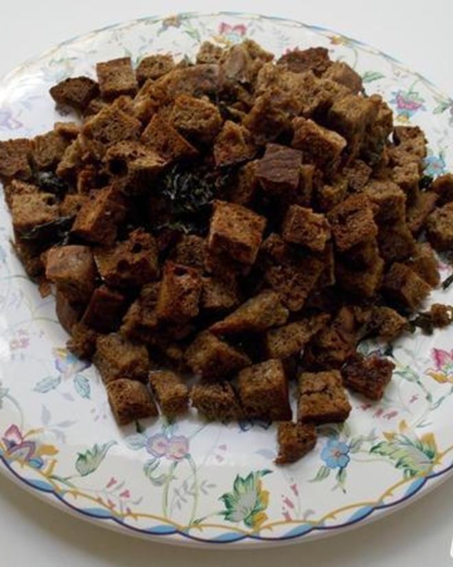 Рецепт сухариков из черного хлеба со специями и базиликом