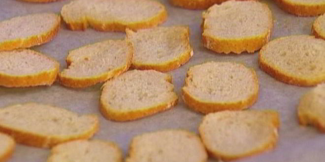 Рецепт сухариков с грибной начинкой, сыром и зеленью