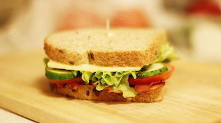 Рецепт Сэндвича с беконом, сыром и свежими овощами