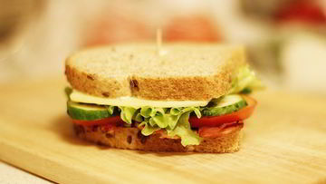 Рецепт Сэндвича с беконом, сыром и свежими овощами