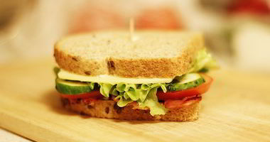 Рецепт Сэндвича с беконом, сыром и свежими овощами