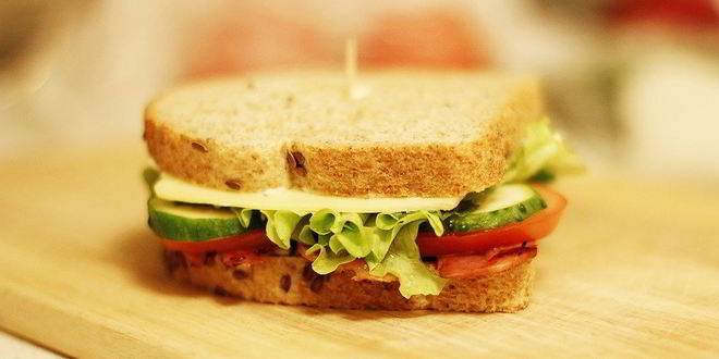 Рецепт Сэндвича с беконом, сыром и свежими овощами