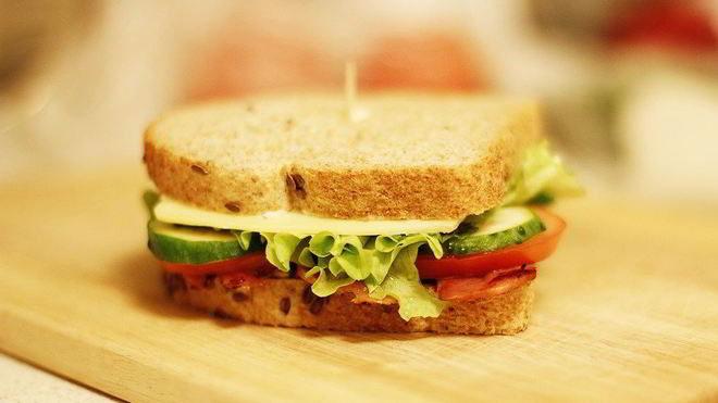 Рецепт сэндвича с беконом, сыром и свежими овощами