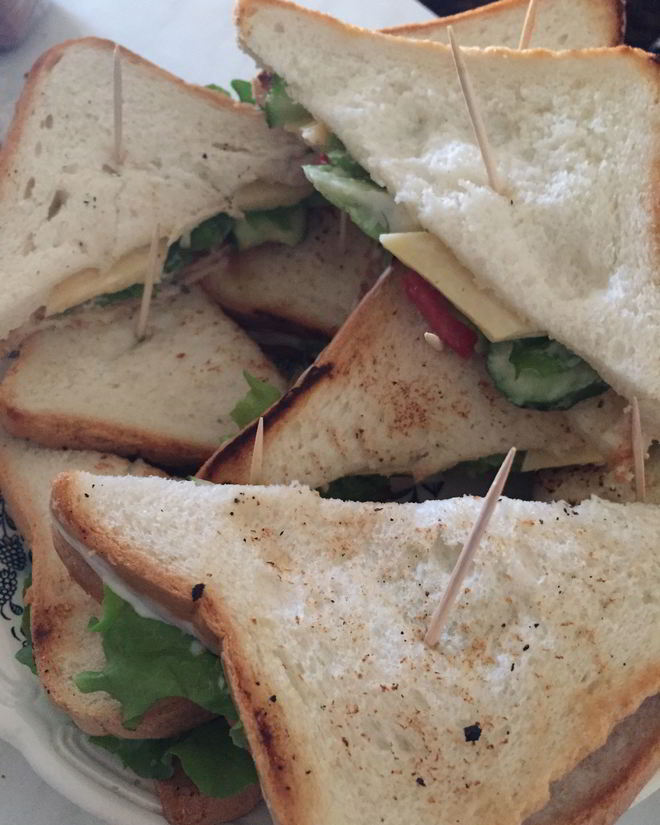 Рецепт сэндвича с беконом, сыром и свежими овощами