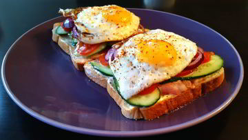 Рецепт Сэндвича с беконом, яйцом и красным луком