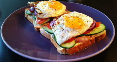 Рецепт Сэндвича с беконом, яйцом и красным луком