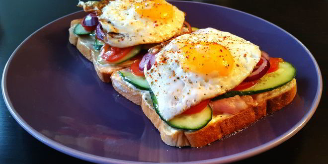 Рецепт Сэндвича с беконом, яйцом и красным луком