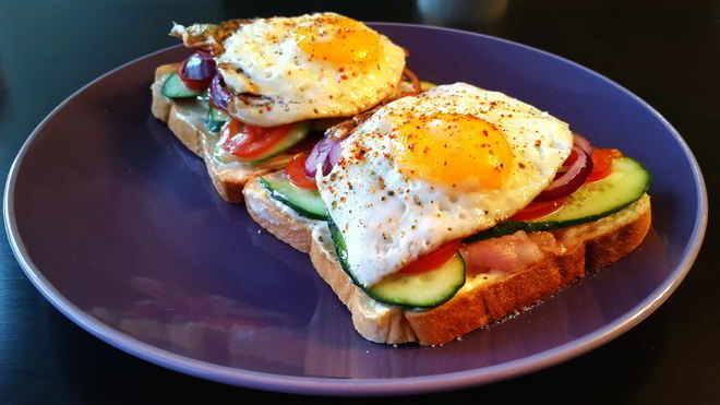 Рецепт сэндвича с беконом, яйцом и красным луком