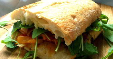 Рецепт Сэндвича с печеными овощами, руколой и беконом