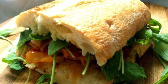 Рецепт Сэндвича с печеными овощами, руколой и беконом