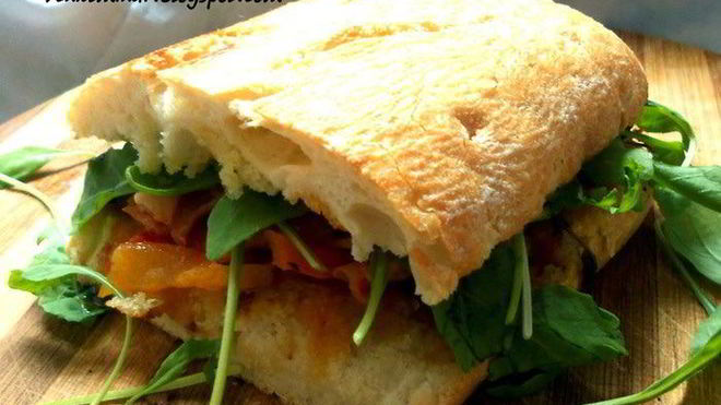 Рецепт сэндвича с печеными овощами, руколой и беконом