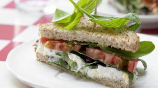 Рецепт Сэндвича с помидорами и пряным яичным кремом