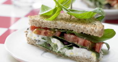 Рецепт Сэндвича с помидорами и пряным яичным кремом