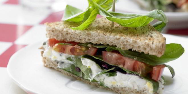 Рецепт Сэндвича с помидорами и пряным яичным кремом