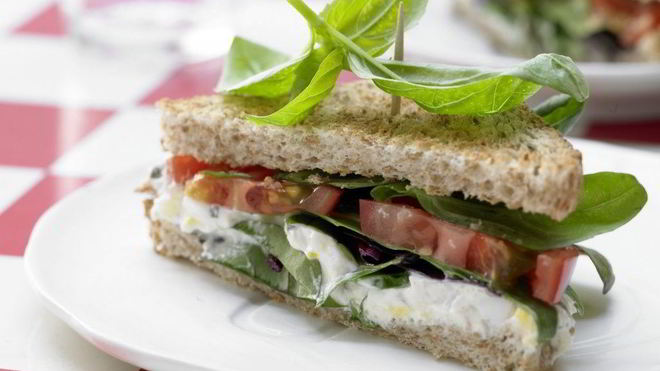 Рецепт сэндвича с помидорами и пряным яичным кремом