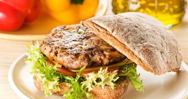 Рецепт Сэндвича с жареной говядиной, сыром и соусом с хреном