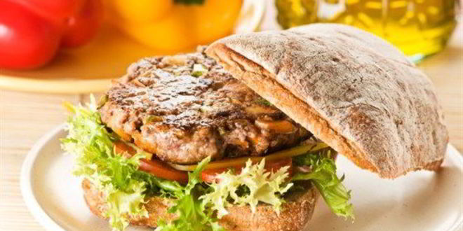 Рецепт Сэндвича с жареной говядиной, сыром и соусом с хреном