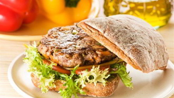 Рецепт сэндвича с жареной говядиной, сыром и соусом с хреном