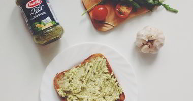 Рецепт Сэндвичей с творожным кремом и соусом песто, с чесночными креветками