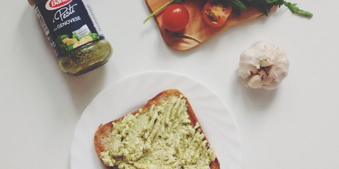 Рецепт Сэндвичей с творожным кремом и соусом песто, с чесночными креветками