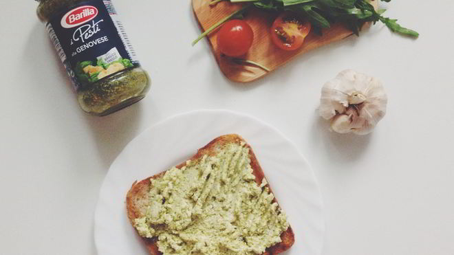 Рецепт сэндвичей с творожным кремом и соусом песто, с чесночными креветками