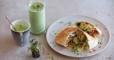 Рецепт Сэндвичей в пите со свининой и йогуртовым соусом