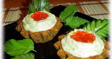 Рецепт Тарталеток из ржаного хлеба с кремом из авокадо с сельдью