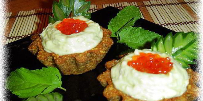 Рецепт Тарталеток из ржаного хлеба с кремом из авокадо с сельдью