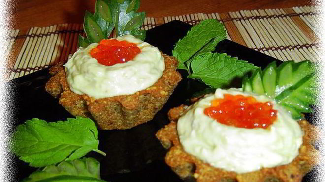 Рецепт тарталеток из ржаного хлеба с кремом из авокадо с сельдью