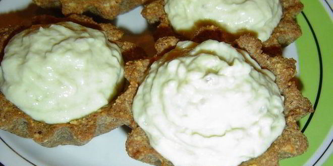 Рецепт тарталеток из ржаного хлеба с кремом из авокадо с сельдью