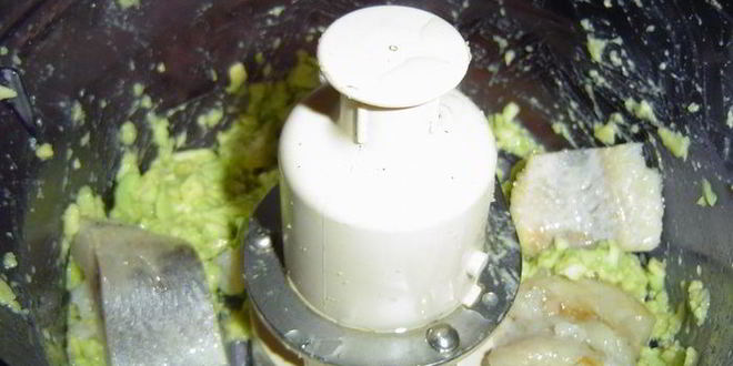 Рецепт тарталеток из ржаного хлеба с кремом из авокадо с сельдью